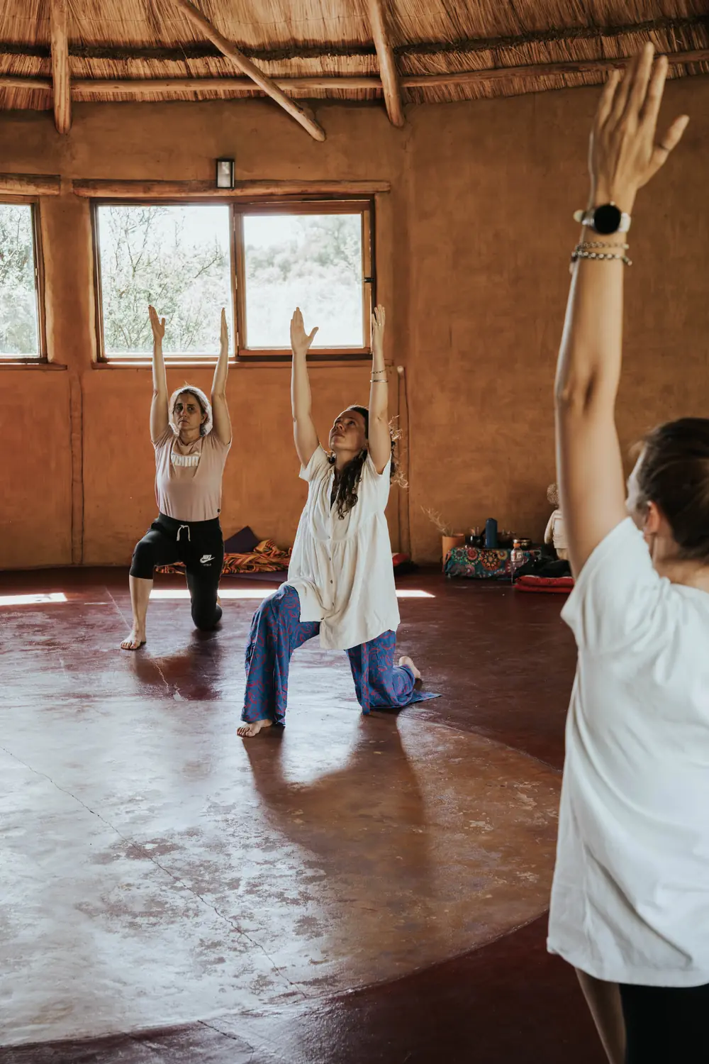 Práctica de Hatha Yoga en grupo