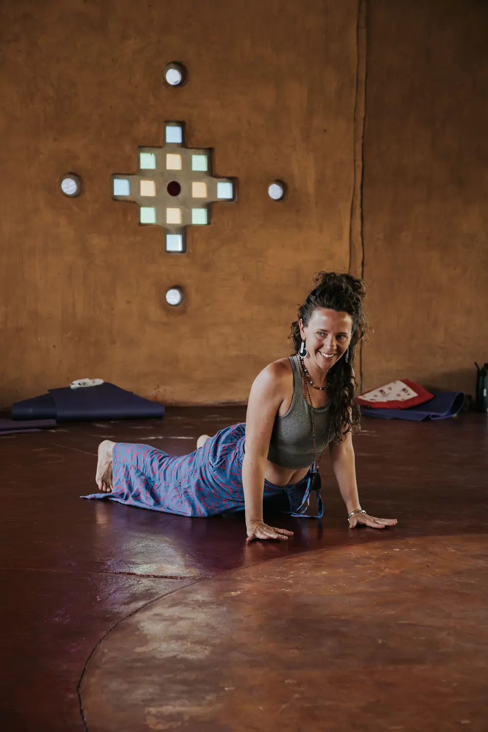 Piku practicando bhujangasana
