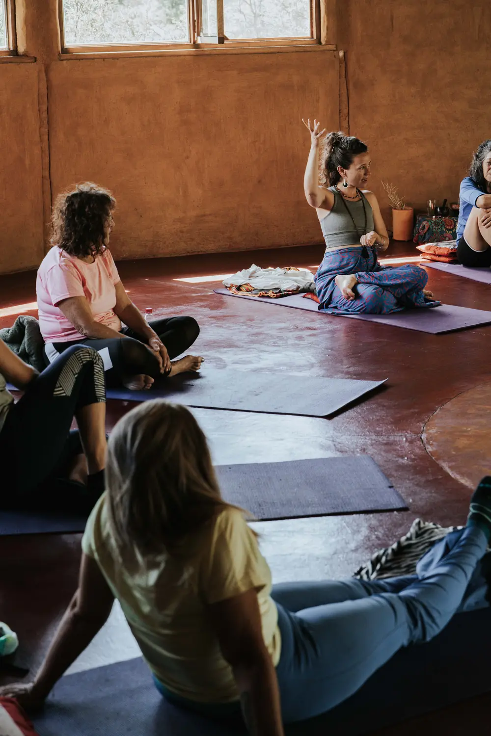 Piku en ronda con un grupo de alumnas