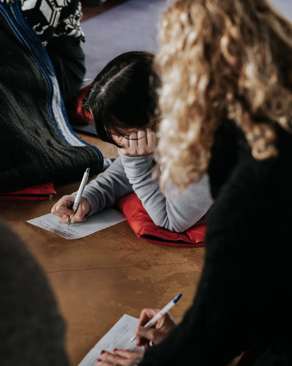 Alumnas tomando apuntes durante un encuentro del grupo