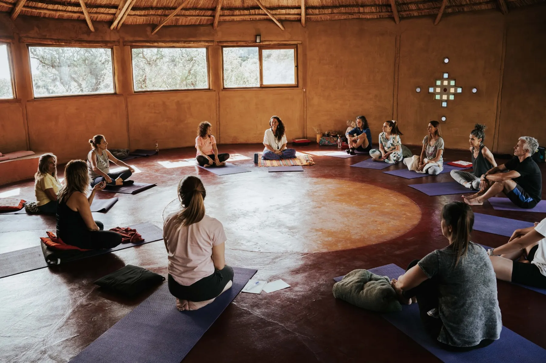 La ronda completa del grupo sentada en la shala, con Piku al frente