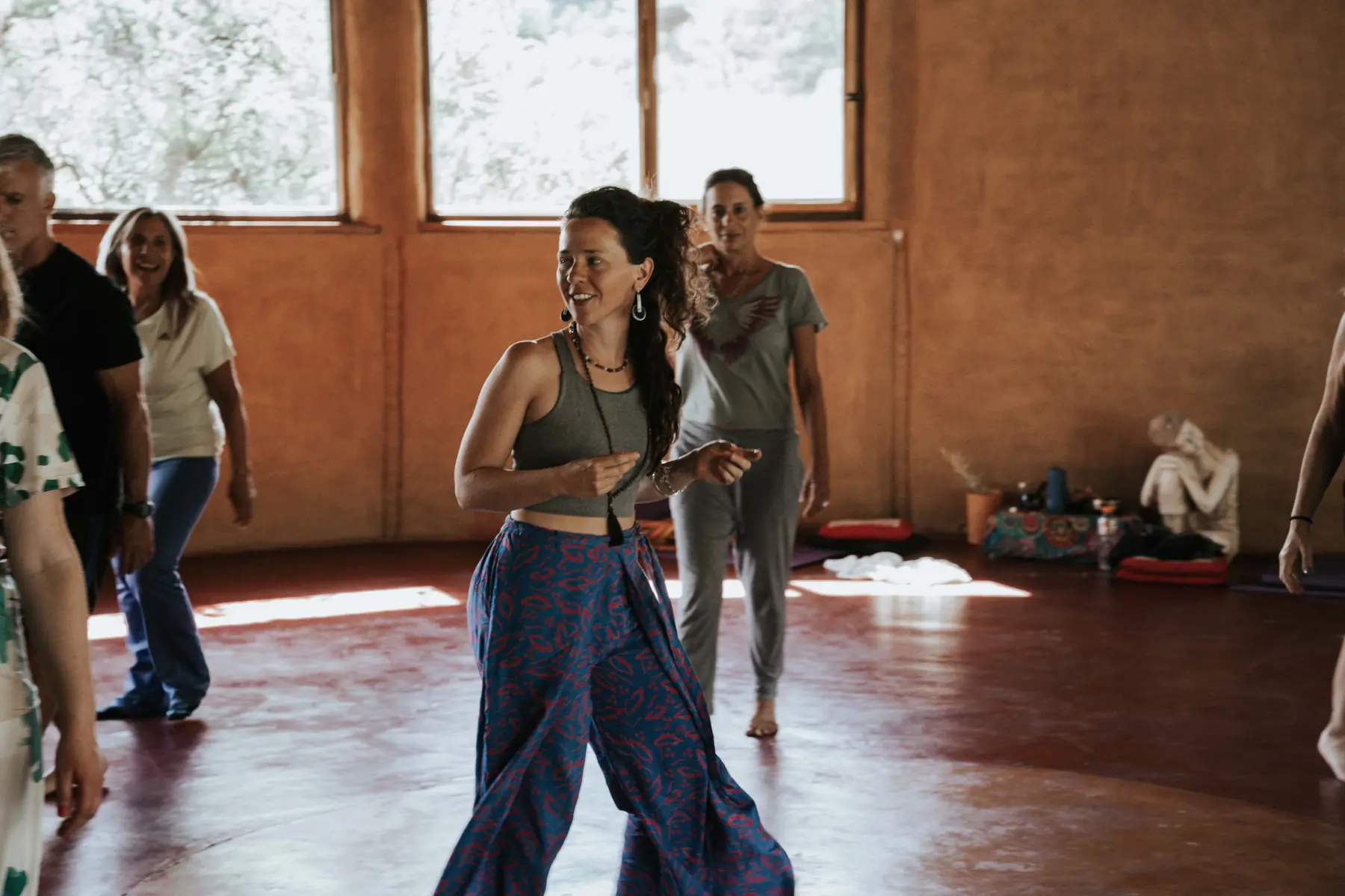 Piku dando clase en una shala de adobe