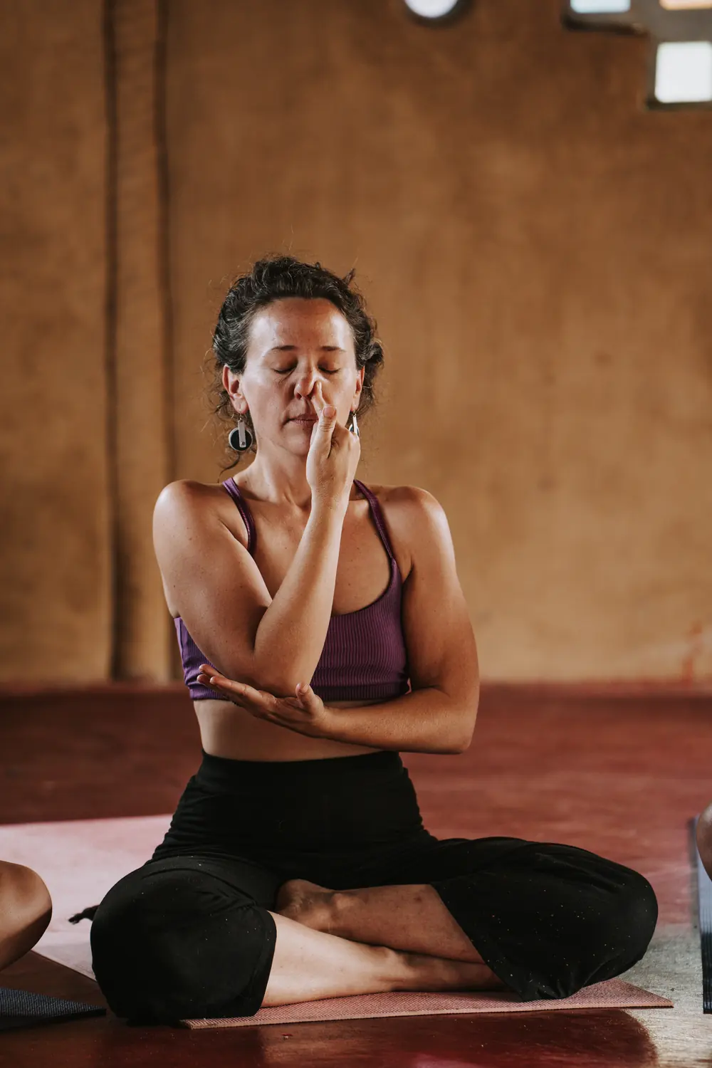 Piku practicando Nadi Shodhana, la respiración alternada